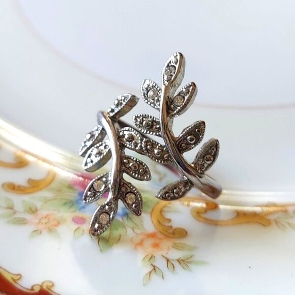 Vintage Art Deco Leaf Filigree Ring Size 8 - Picture 3 of 14